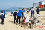 400 đoàn viên ra quân làm sạch bãi biển Thiên Cầm