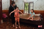 Khát khao đến trường của 2 chị em bị nhược cơ bẩm sinh ở Hà Tĩnh