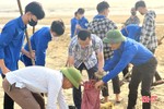 Hơn 400 đoàn viên thanh niên làm sạch bờ biển Thạch Hải