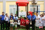 Hoa hậu Thùy Tiên tham gia trao tặng khu vui chơi trẻ em cho BVĐK tỉnh Hà Tĩnh