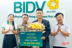 Khách hàng trúng iPhone 14 Pro khi nhận kiều hối tại BIDV Hà Tĩnh