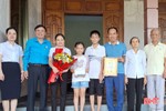 Công đoàn Điện lực Hà Tĩnh tặng quà gia đình công nhân tiêu biểu