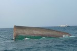 Khả năng có 9 thuyền viên bị nạn trên sà lan, tàu kéo bị chìm ở Quảng Ngãi