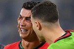 Ronaldo bật khóc, Bồ Đào Nha vào tứ kết sau loạt luân lưu
