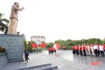 Đoàn đại biểu tham dự chương trình "Hành trình Đỏ" dâng hương tưởng niệm Bác Hồ