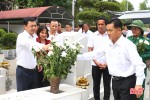 Đoàn công tác tỉnh Bolikhămxay dâng hương tại Khu di tích Ngã ba Đồng Lộc