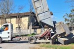 Cảnh sát Italy trả rác cho người đổ trái phép