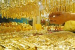 Giá vàng hôm nay 26/5/2024: Vàng trong nước đi ngang, vàng thế giới lao dốc