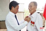 Trao Huy hiệu 80 năm tuổi Đảng cho đảng viên lão thành ở Cẩm Xuyên