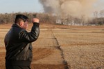 Ông Kim Jong-un chỉ đạo diễn tập pháo phản lực siêu lớn