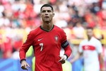 UEFA điều tra sự cố của Ronaldo