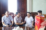 Tặng quà Mẹ Việt Nam anh hùng và hộ nghèo tại thành phố Hà Tĩnh