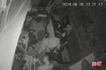 Camera ghi cảnh 2 tên trộm đột nhập cửa hàng điện thoại lúc nửa đêm