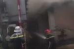 Cơ sở kinh doanh đồ gia dụng bốc cháy ngùn ngụt giữa trưa ở Hà Tĩnh