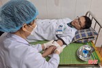 2 cán bộ y tế huyện Can Lộc hiến máu cứu người