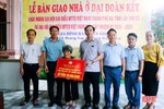 Bàn giao nhà đại đoàn kết cho hộ nghèo ở TP Hà Tĩnh