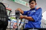 Giá xăng tăng, dầu diesel giảm