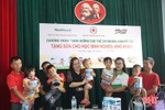 Trao 448 hộp sữa bột cho trẻ em khó khăn ở Can Lộc 