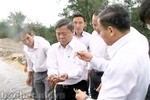 Chủ tịch UBND tỉnh Võ Kim Cự thăm mô hình nuôi tôm công nghệ cao ở Kỳ Phương