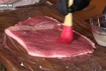 Video: Tạo bít tết "giả" từ những miếng thịt vụn