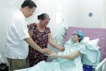 Bộ trưởng Tô Lâm động viên nữ chiến sĩ từ chối trị ung thư để cứu con