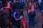 Video: Được fan nhí Bồ an ủi, CĐV Pháp lập tức nín khóc