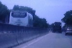 Video: Xe khách Hồng Hà - Hà Tĩnh đua tốc độ, chạy ngược chiều trên QL1A