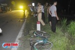 Xe máy đâm xe đạp, bà lão tử vong tức tưởi bên đường