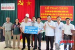 Trao tặng 13 giường cấp cứu cho BVĐK huyện Hương Sơn