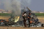 Trực thăng Nga cháy rụi, xác phi công bị kéo lê ở Syria