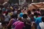 Chấn động cảnh người Venezuela chặn xe chở bột mỳ vì quá đói