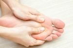4 lợi ích nhan sắc của việc massage chân mỗi tối
