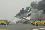 Máy bay chở 275 người đâm đường băng, bốc cháy dữ dội