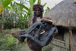 Kỳ lạ bộ lạc ướp xác tổ tiên bằng cách… hun khói