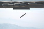 Máy bay B-52 Mỹ lần đầu tiên thả tên lửa tàng hình tầm xa mới