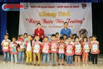 Nhiều phần quà ý nghĩa cho trẻ em vùng tái định cư Vũ Quang