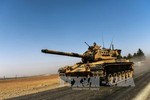 Xe tăng Thổ Nhĩ Kỳ tràn sang lãnh thổ Syria để chống IS