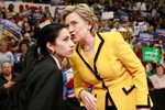 Chân dung nữ trợ lý biệt danh “con gái thứ hai” của bà Hillary Clinton