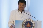 Tổng thống Philippines đề xuất ném cướp biển "cho cá mập ăn"