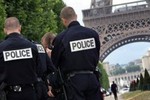 Cảnh sát Pháp bắt giữ hai thiếu nữ có kế hoạch tấn công khủng bố
