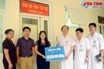 Báo Hà Tĩnh trao 50 triệu hỗ trợ Khoa Cấp cứu chống độc BVĐK tỉnh