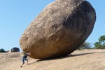 Hòn đá khổng lồ kỳ lạ "thách thức" quy luật tạo hóa