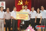 Điện lực Hà Tĩnh trao 100 triệu đồng hỗ trợ ngư dân