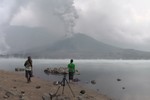 Đi xem núi lửa Indonesia, hàng trăm du khách mắc kẹt
