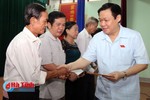 Phó Thủ tướng Vương Đình Huệ chia sẻ khó khăn với tiểu thương chợ Sơn