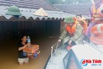 Lãnh đạo tỉnh kiểm tra, chỉ đạo ứng phó với mưa lũ và thăm hỏi, trao quà cứu trợ cho người dân