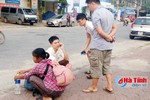 Nhóm bạn trẻ kịp thời cứu giúp một phụ nữ bị nhà xe bỏ rơi giữa đường