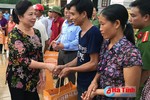 Phu nhân Chủ tịch nước trao quà cho người dân vùng lũ Hà Tĩnh