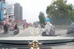 Vượt phải, tạt đầu ô tô - thói quen nguy hiểm của người Việt