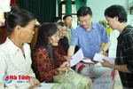 Bộ trưởng Tư pháp Lê Thành Long trao quà hỗ trợ đồng bào lũ lụt